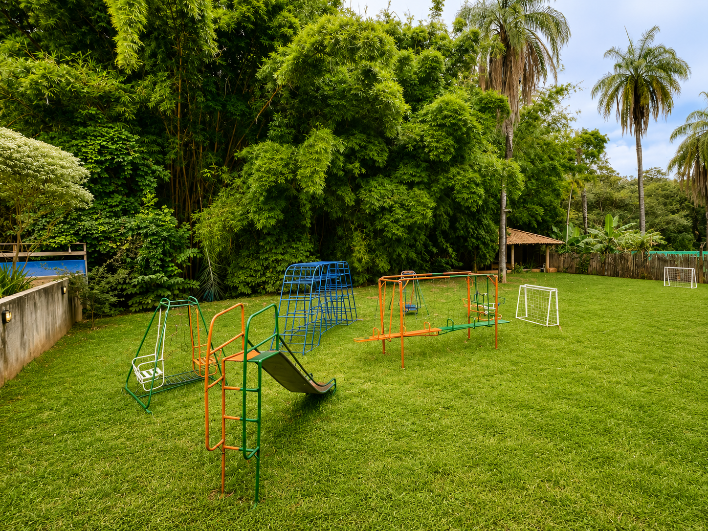 Área verde com playground da pousada